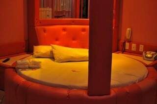 O Motel Glamour cobra pelo quarto simples R$ 45,00 a cada duas horas. (Fotos: Alcides Neto) 