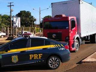 O caminhão e a carga foram apreendidos e levados para a delegacia de Polícia Federal do município (Foto: divulgação/PRF) 