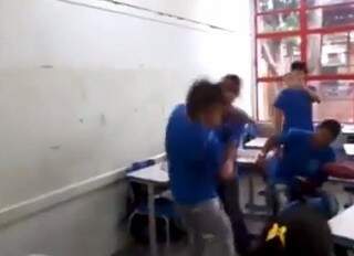 Alunos brigaram dentro de sala de aula.