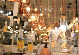 Leroy Merlin também tem todos os lançamentos do mercado da construção, como as lâmpadas vintage.