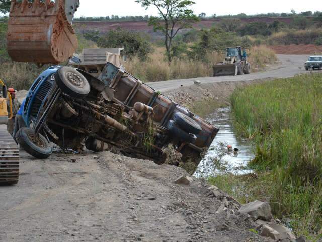 Motorista que conduzia ve&iacute;culo que caiu em lago continua desaparecido 