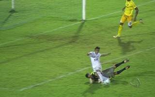 Caso de Tinho é tratado como fatalidade no lance em que o goleiro André Moreto toca a bola e depois cai sobre sua perna (Foto: Reprodução TV)