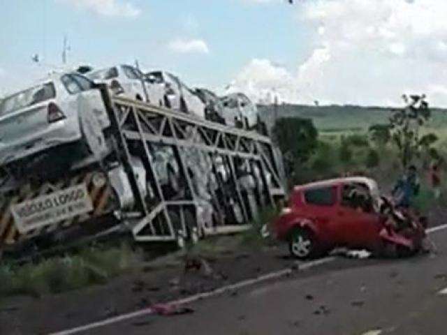 Acidente entre carreta-cegonha e carro mata duas pessoas em rodovia