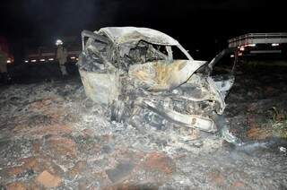 O carro foi destruído pelo fogo. (Foto: Márcio Rogério/Nova News)