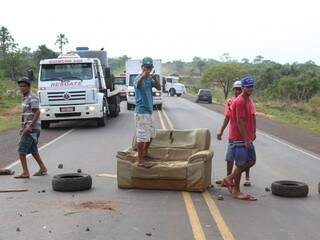 Manifestantes estavam com pneus, paus, pedras e até um sofá, bloqueando rodovia. (Foto: Fernando Antunes)