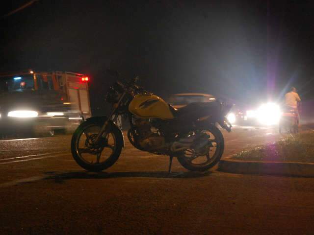  Motociclista sofre fratura ap&oacute;s se desequilibrar em quebra-molas