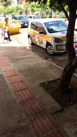 Leitor flagra carro de autoescola parado em local proibido