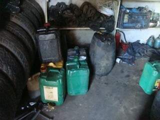 Polícia flagrou 310 litros de combustíveis armazenados de forma irregular; borracharia foi interditada. (Foto: Divulgação)