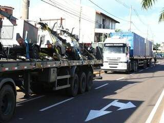 Soldados fazem segurança de carretas do Exército quebradas em avenida Soldados fazem segurança de carretas do Exército quebradas em avenida