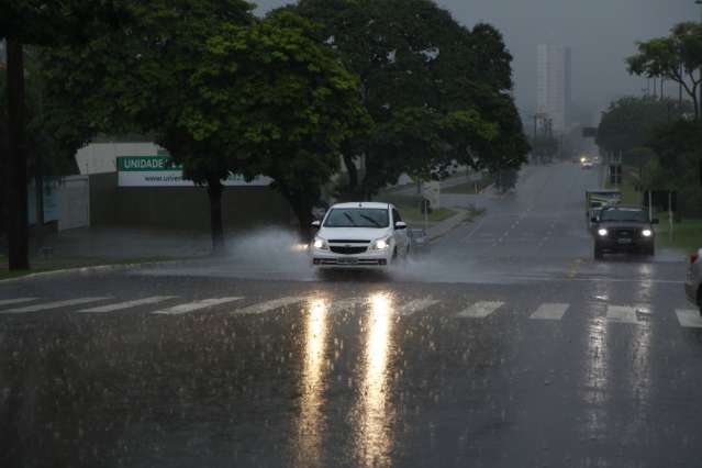 Chuva forte atinge regi&otilde;es sul e centro de Campo Grande