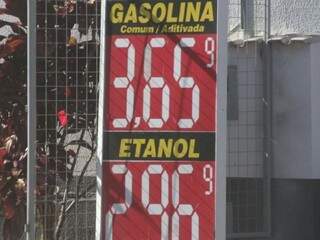 Valor da gasolina na avenida Euler de Azevedo esquina com rua Abílio Barbosa. (Foto: Marcos Ermínio)