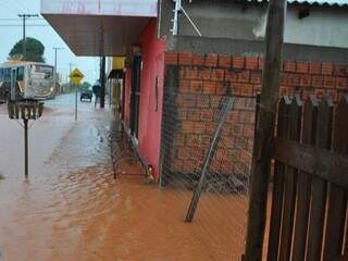 Em Sidrolândia, chuva dos últimos dias alagou ruas de bairro. (Foto: Região News)