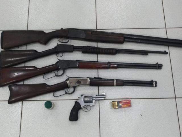 Pol&iacute;cia apreende arsenal na casa de homem procurado por agredir a esposa 