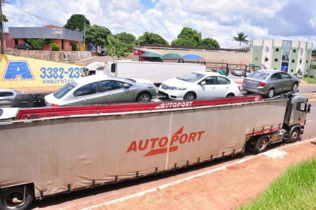 Caminh&atilde;o cegonha &lsquo;engancha&rsquo; em viaduto e Honda City fica danificado