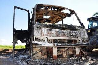 O micro-ônibus foi encontrado queimado em uma estrada vicinal (Foto: Nova News)