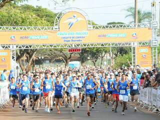 Pelo menos 3,1 mil pessoas participaram da corrida de 10 km, em Dourados (Foto: Divulgação)