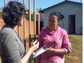 Funcionários orientam moradores sobre as alterações no abastecimento de água (Foto Divulgação/Sanesul)