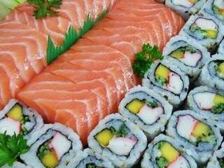 Combinadinho de sashimi de salmão e uramaki califórnia do Sumida. (Foto: Reprodução Facebook)