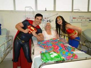 Superman e mulher maravilha com paciente em hospital. (Foto: Divulgação)