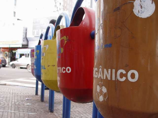 Candidatos prometem expandir coleta seletiva de lixo para toda a cidade