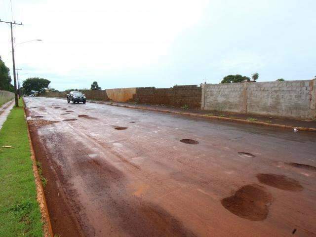 Vale tudo para motorista cruzar o &#039;pior asfalto da cidade&#039; na Vila Sobrinho