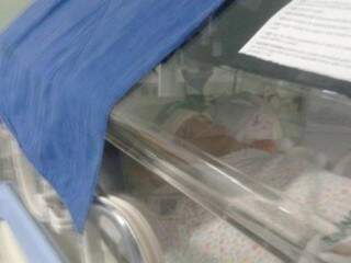 Bebê está em UTI da maternidade Cândido Mariano. (Foto: Direto das Ruas)