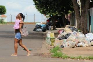 População reclama do mau cheiro que acúmulo de lixo causou nas redondezas. (Foto: Marcos Ermínio)