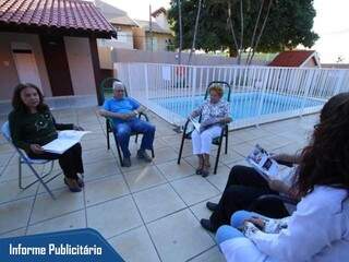Em ambiente familiar, idosos recebem toda assistência que proporciona qualidade de vida. (Foto: André Bittar)
