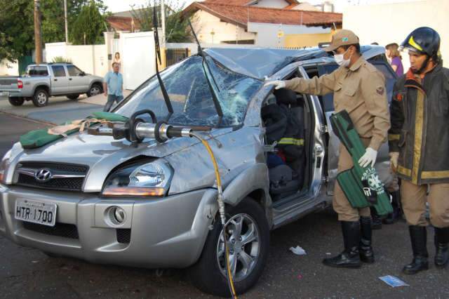  Acidente provoca capotamento na Vila C&eacute;lia
