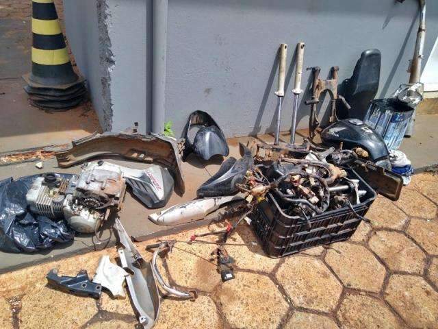 Homem &eacute; preso ap&oacute;s comprar e desmontar motocicleta furtada 