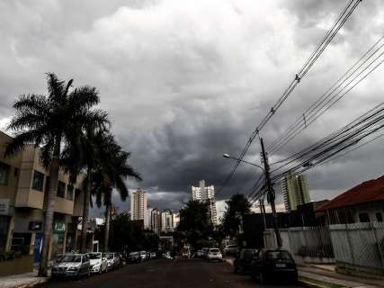 Céu escuro anuncia chuva e Inmet coloca Capital e 75 cidades em alerta