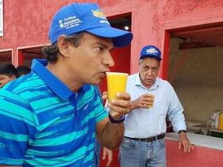 Marquinhos Trad e André Puccinelli (PMDB) saboreando um suco de laranja no Undokai (Foto: Anahi Gurgel)