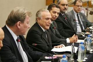 Presidente do TJMS, João Maria Lós, à esquerda, junto com o vice-presidente da República, Michel Temer (PMDB). (Foto: Fernando Antunes)