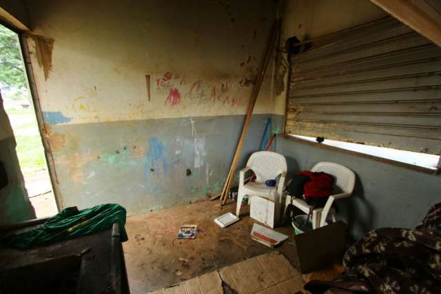  Fogo atinge parte de pr&eacute;dio de Centro Comunit&aacute;rio abandonado 