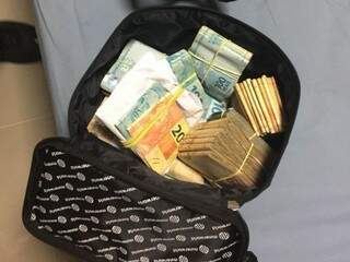 Bolsa com dinheiro apreendida em um dos locais alvos de mandado de busca (Foto: PF/Divulgação)