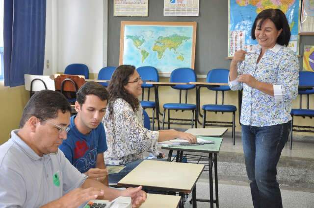  Prefeita interina D&eacute;lia Razuk vota em elei&ccedil;&atilde;o neste domingo