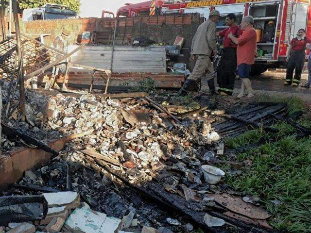 Fogo destr&oacute;i duas casas de madeira e assusta moradores na Vila Jacy