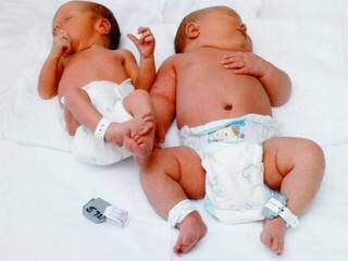 Imagem mostra bebês de mesma época, mas o da direta é macrossômico.