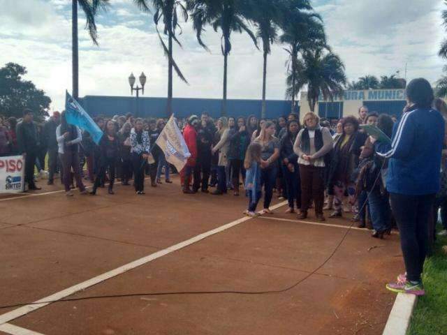 Prefeita diz que n&atilde;o tem dinheiro para reajuste e professores avaliam greve