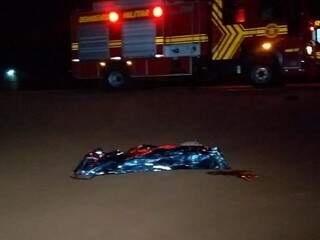 A vítima foi lançada para fora da pista e morreu no local. (Foto: Adilson Domingos) 