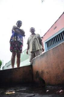 Casal convive há anos com alagamentos no bairro Santo Antônio (Foto: João Garrigó)