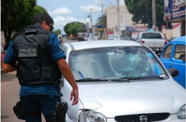 Condutora de bicicleta el&eacute;trica fica ferida ao ser atingida por ve&iacute;culo
