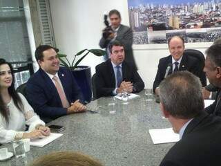 Secretário de Governo, Eduardo Riedel (no centro), se reuniu com os 24 deputados estaduais. (Foto: Leonardo Rocha).