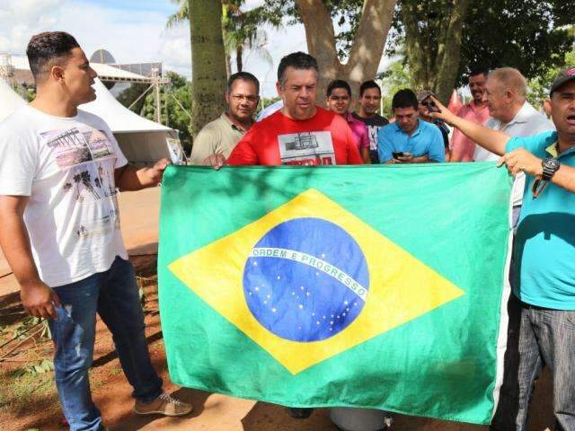 Em protesto, 200 motoristas de aplicativos param em Campo Grande