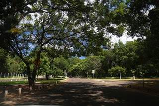 Uma das ruas do Parque dos Poderes, que concentra a administração pública estadual e órgãos do Legislativo e Judiciário (Foto: Marcos Ermínio)