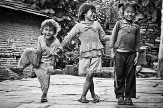 Crianças brincando no Nepal, (Foto: Angelina Megumi Yamada)
