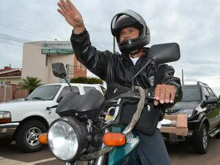 Para motociclista, sinalização é confusa. (Foto: Minamar Júnior)