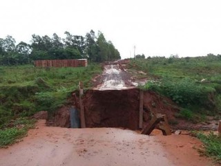Chuva causou estragos e moradores de assentamento ficaram isolados na região (Foto: Vicentina Online)