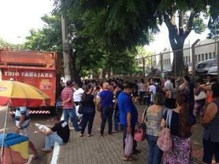 Grupo de administrativos da Administração se concentrou na manhã de hoje na rua Bahia.(Foto: Alberto Dias)