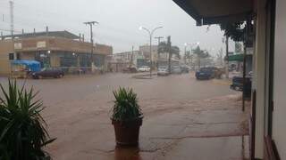 Chuva alagou ruas e causou transtornos em Deodápolis. (Foto: Direto das Ruas)